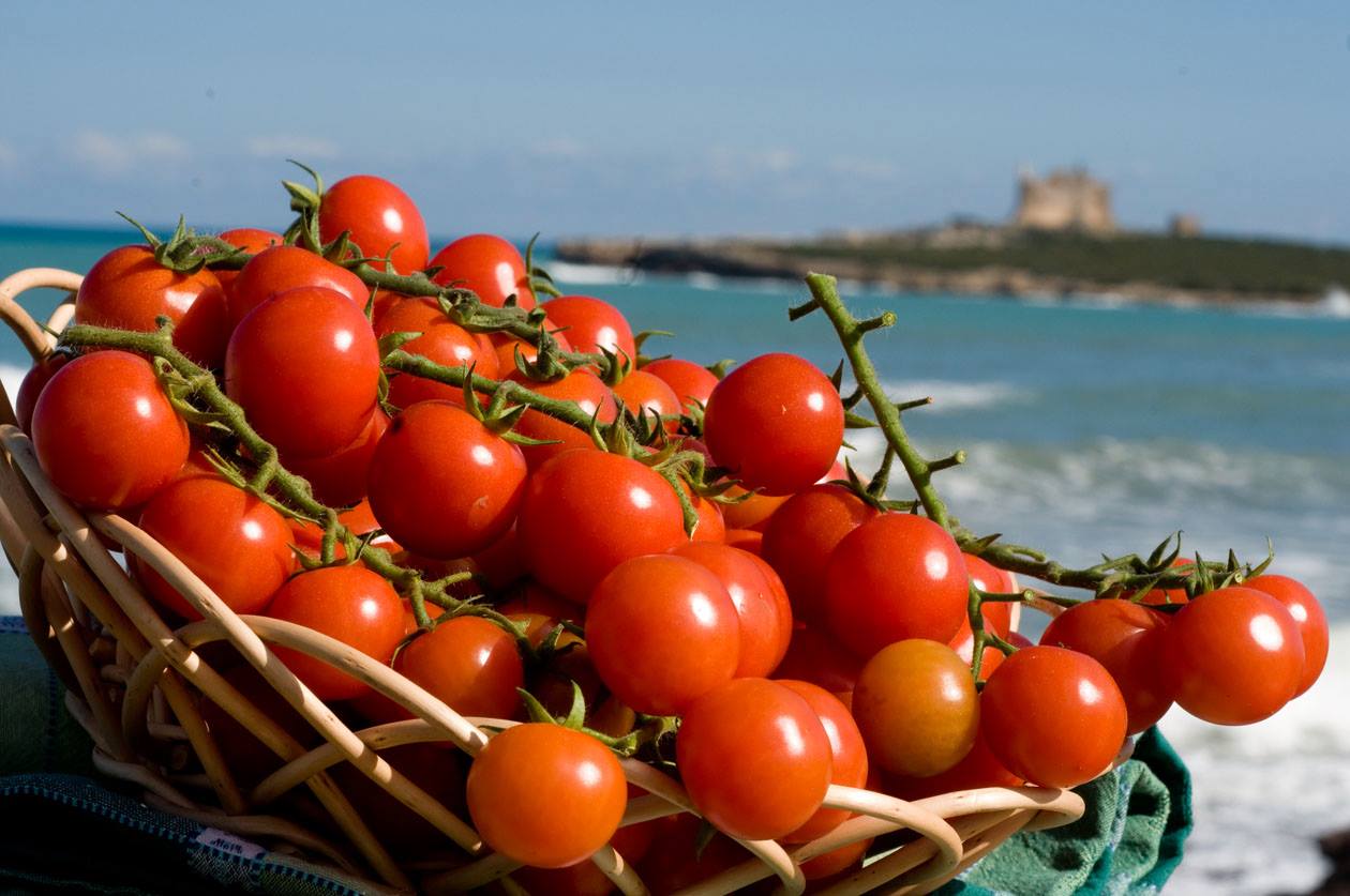 mese del pomodoro e arance di stagione